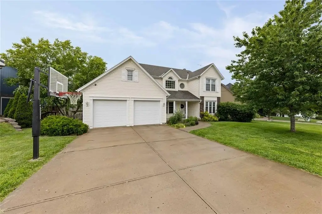 7238 N Myrtle Avenue, Gladstone, MO 64119 - #1