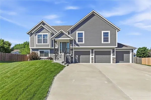 12301 S Burr Oak Circle, Peculiar, MO 64078