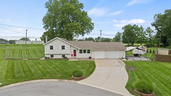 420 NE Village Court, Lee's Summit, MO 64063