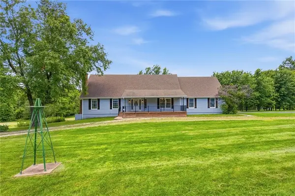 20208 S Bridle Lane, Peculiar, MO 64078