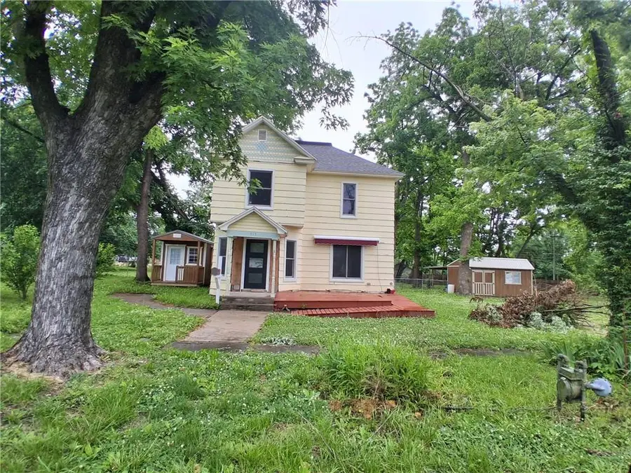 515 S Cottonwood Street, Iola, KS 66749 - #3