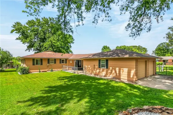3807 SW Christie Terrace, St Joseph, MO 64504