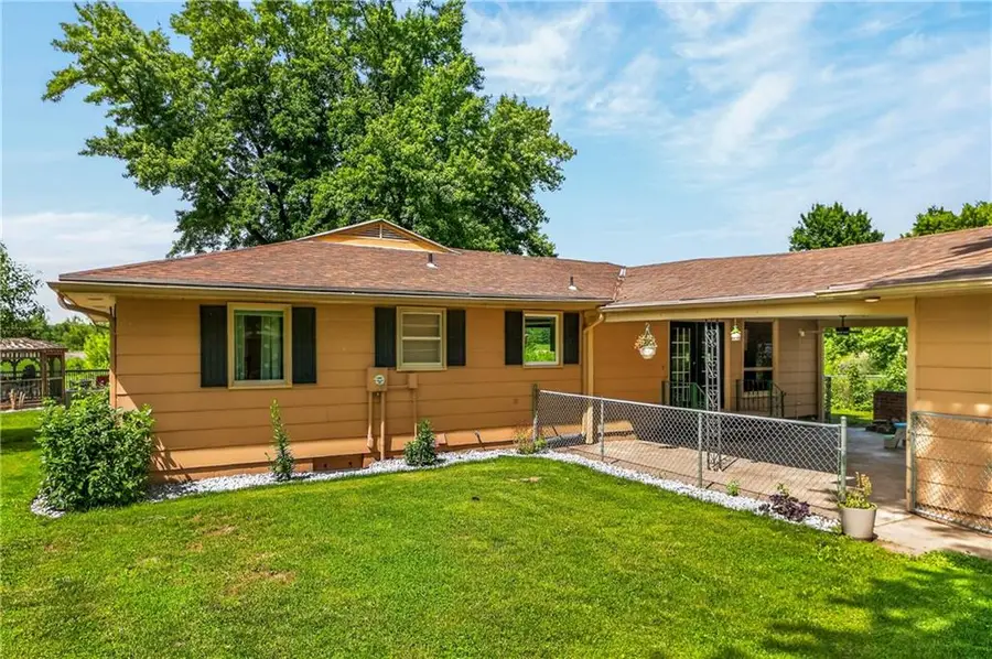 3807 SW Christie Terrace, Saint Joseph, MO 64504 - #3