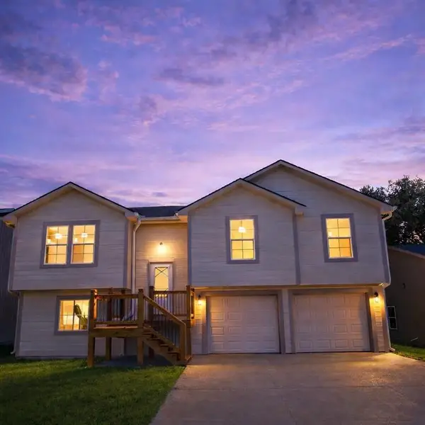 1308 NE White Oaks Lane, Oak Grove, MO 64075