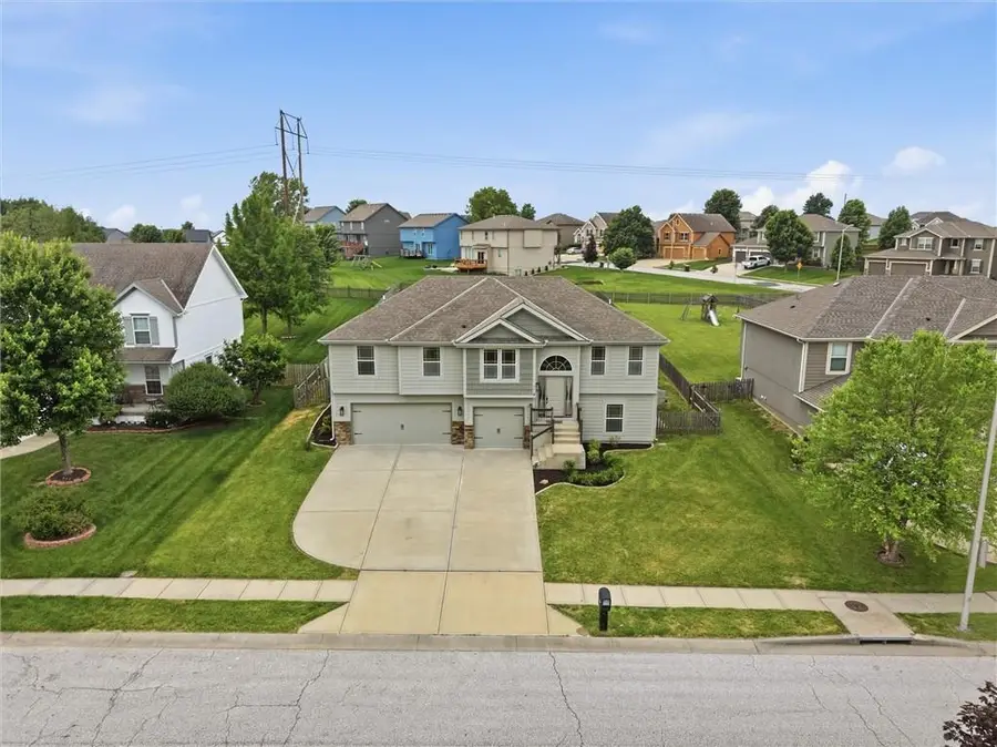 11208 N Manchester Avenue, Kansas City, MO 64157 - #2