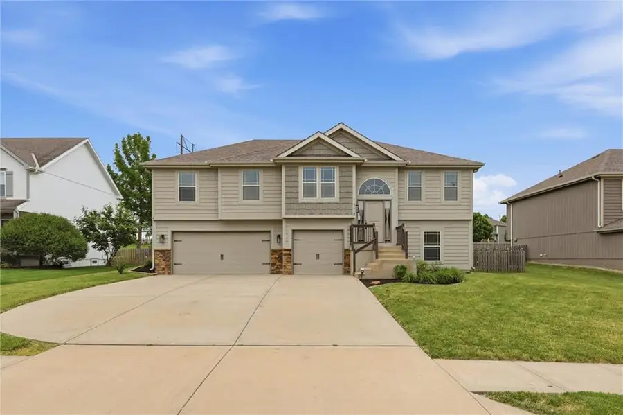 11208 N Manchester Avenue, Kansas City, MO 64157 - #3