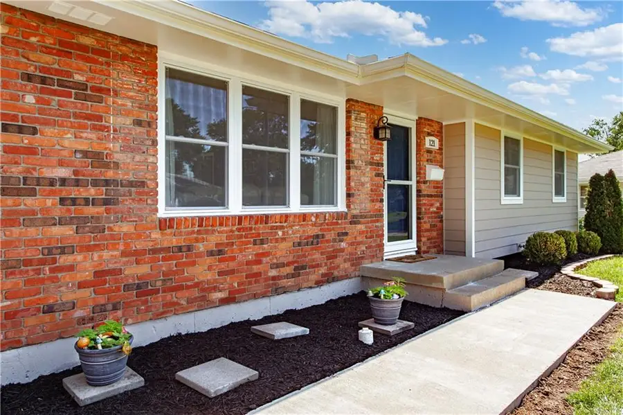 121 SE Moore Street, Blue Springs, MO 64014 - #2