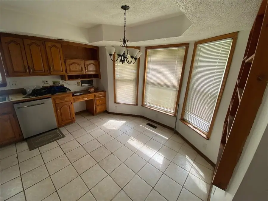 913 NW 37th Street, Blue Springs, MO 64015 - #3