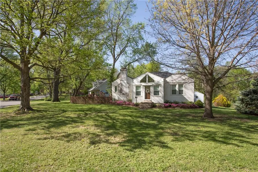 5526 Lowell Street, Mission, KS 66202 - #3