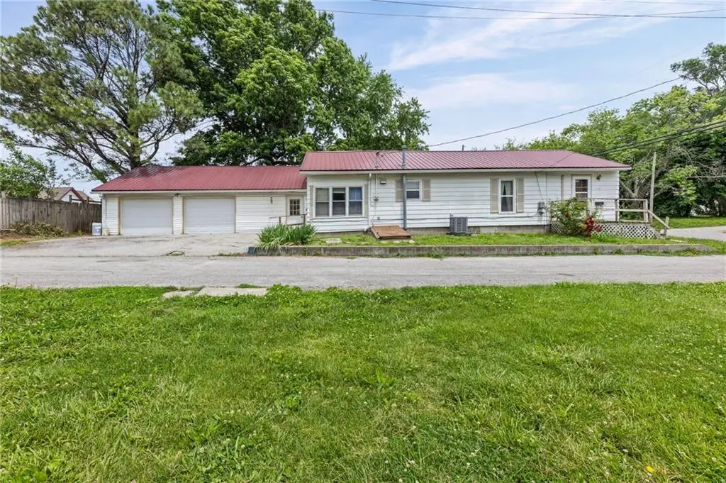 112 S Locust Street, Cameron, MO 64429 - #1