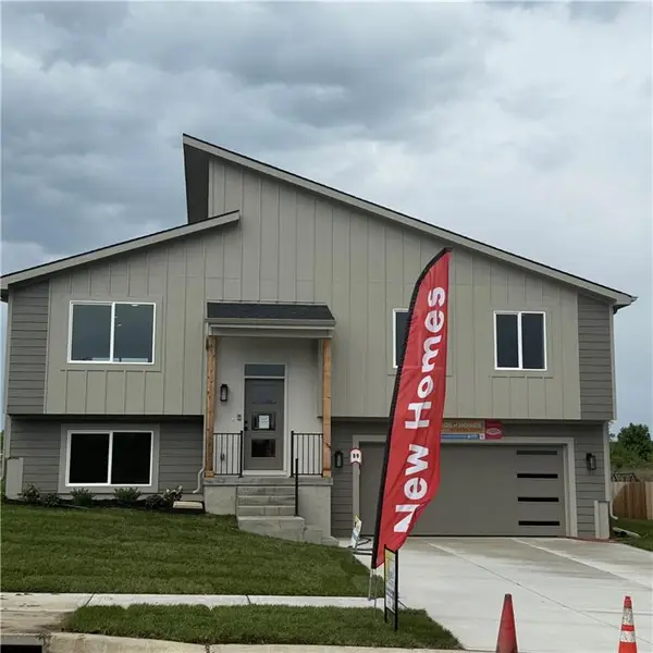 2112 SE Oak Ridge Drive, Oak Grove, MO 64075