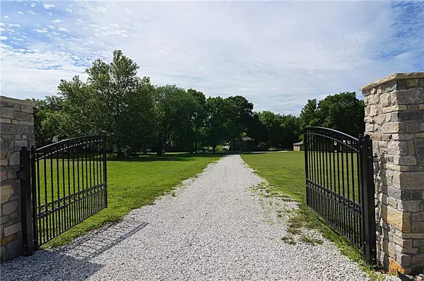 13905 Leavenworth Road, Basehor, KS 66007