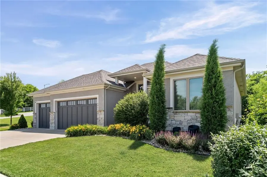 5866 S National Drive, Parkville, MO 64152 - #2