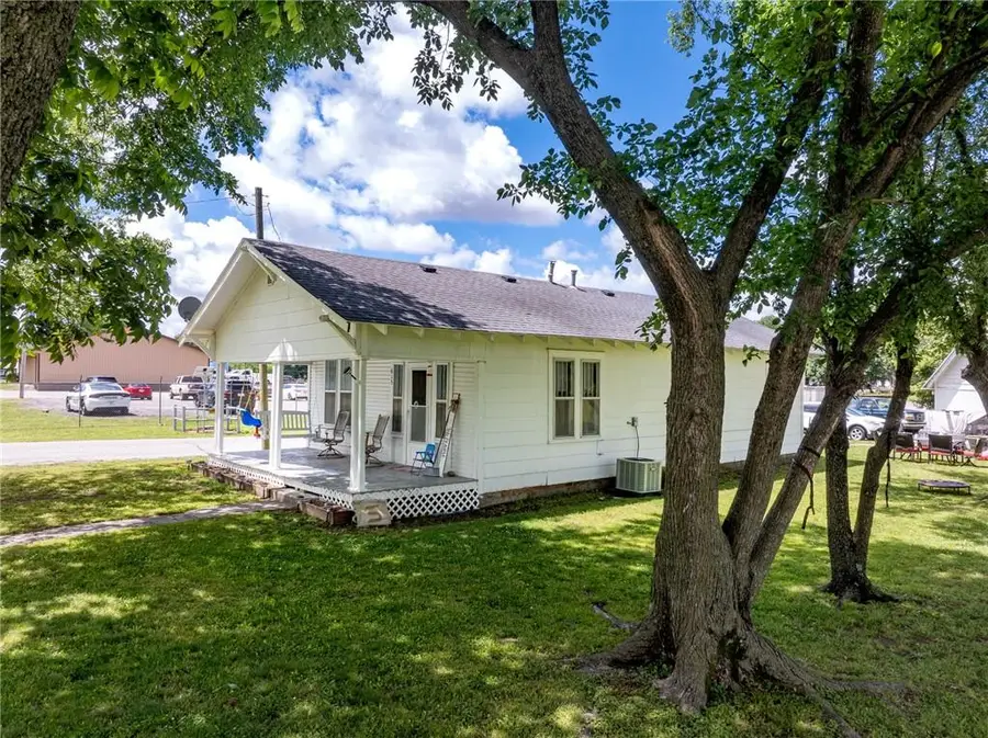 615 N Kansas Avenue, Columbus, KS 66725 - #3