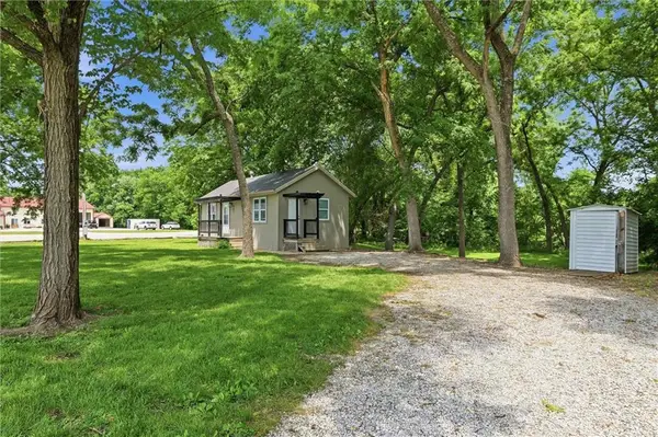 907 4th Street, Tonganoxie, KS 66086