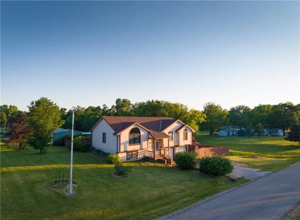 220 E 7th Street, Pomona, KS 66076 - #1