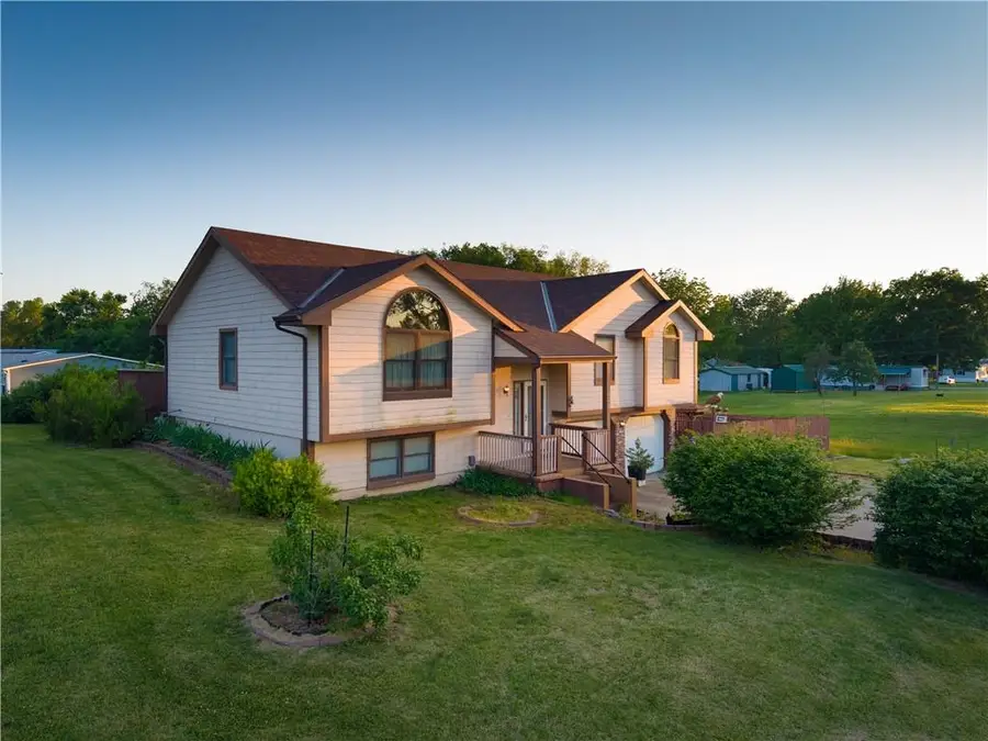 220 E 7th Street, Pomona, KS 66076 - #3