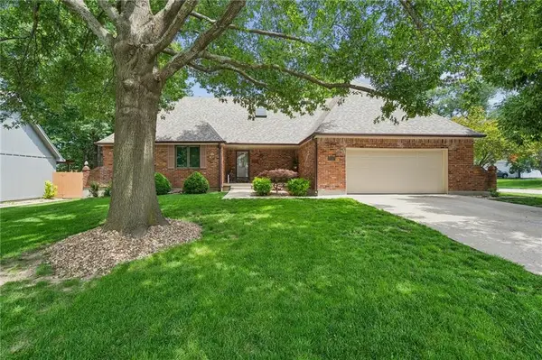 1025 SE Bridgehampton Way, Lee's Summit, MO 64081