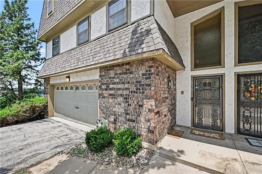 10216 Locust Street, Kansas City, MO 64131 - #2
