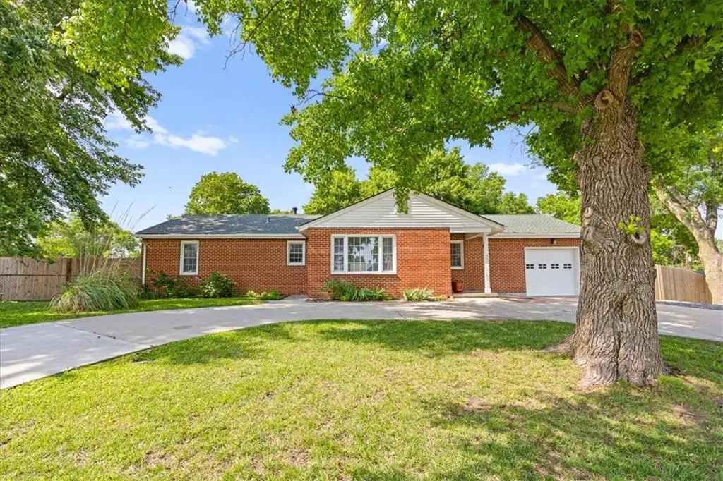 900 Thornton Street, Leavenworth, KS 66048 - #1
