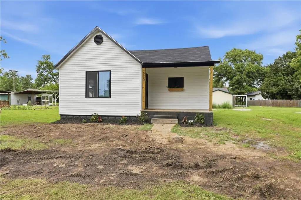 525 W Walnut Street, Columbus, KS 66725 - #1