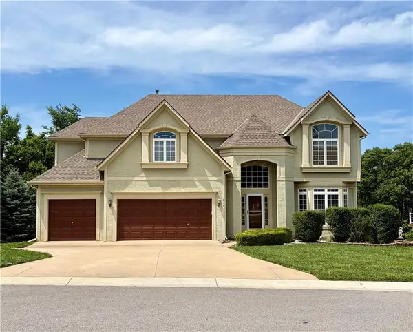212 NE Hidden Ridge Lane, Lee's Summit, MO 64064