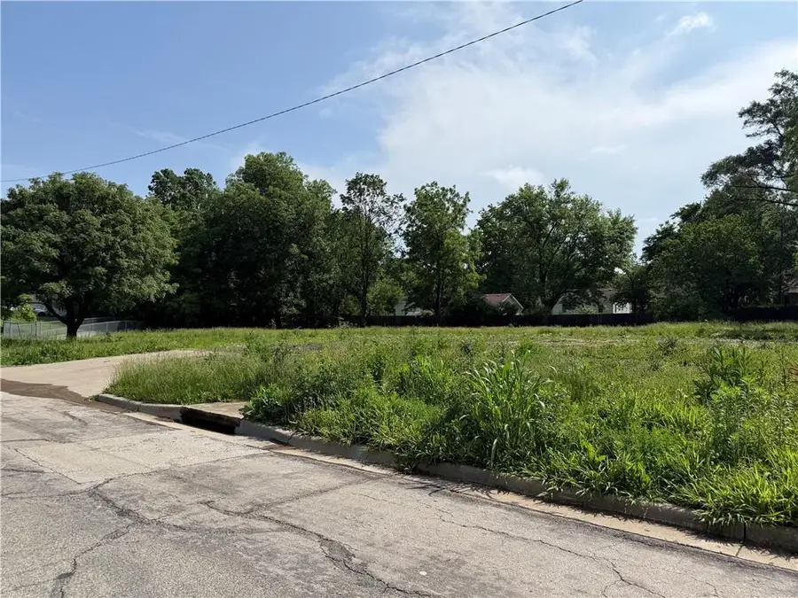 8117 Jarboe Street, Kansas City, MO 64114 - #3