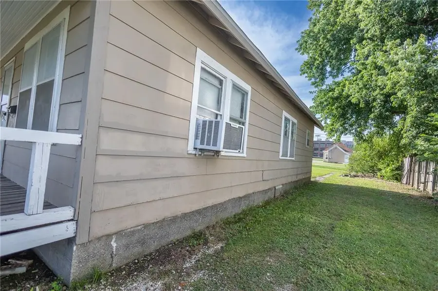 1108 W 9th Street, Coffeyville, KS 67337 - #3