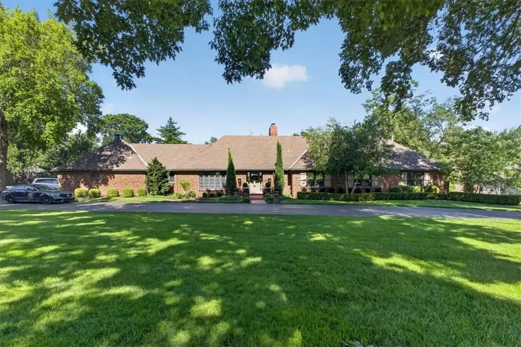 8301 Roe Avenue, Prairie Village, KS 66207 - #1