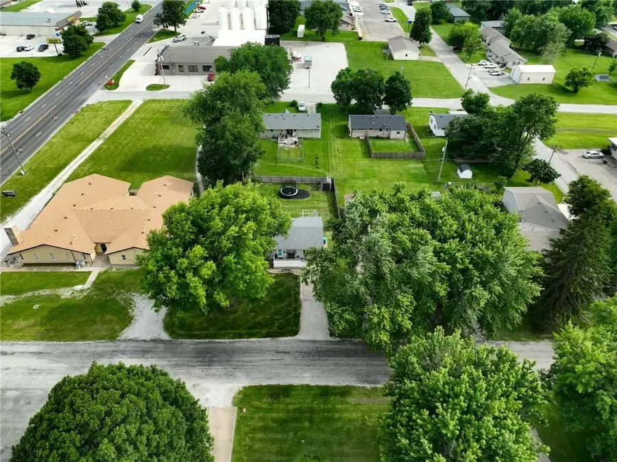 105 Sioux Avenue, Hiawatha, KS 66434 - #3