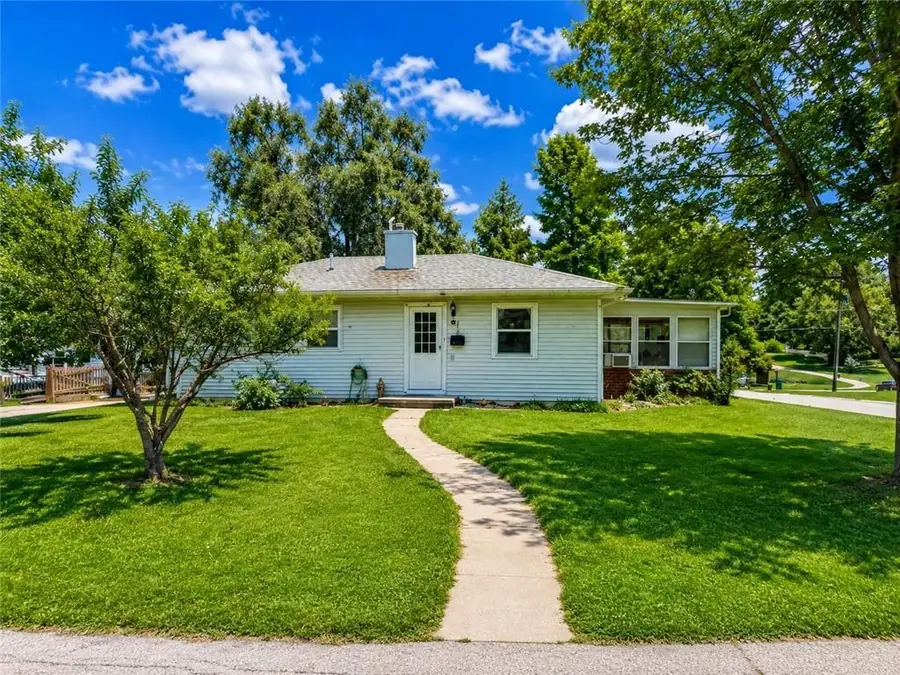 221 S Frederick Avenue, Maryville, MO 64468 - #2