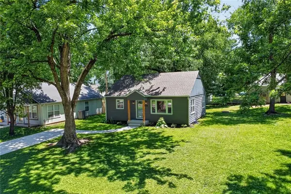 8525 England Street, Overland Park, KS 66212