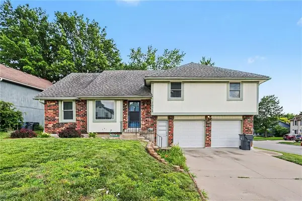 1028 S Lindenwood Drive, Olathe, KS 66062