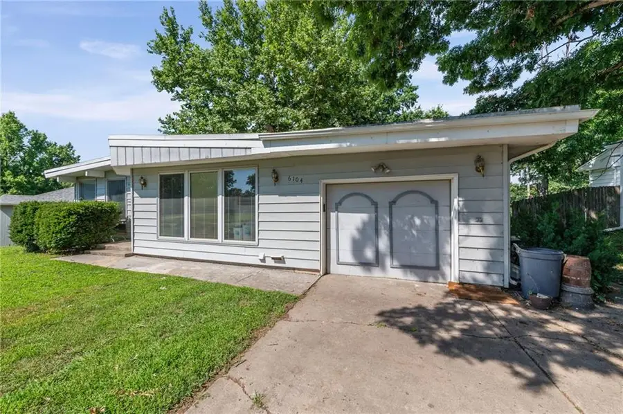 6104 N Garfield Avenue, Gladstone, MO 64118 - #2
