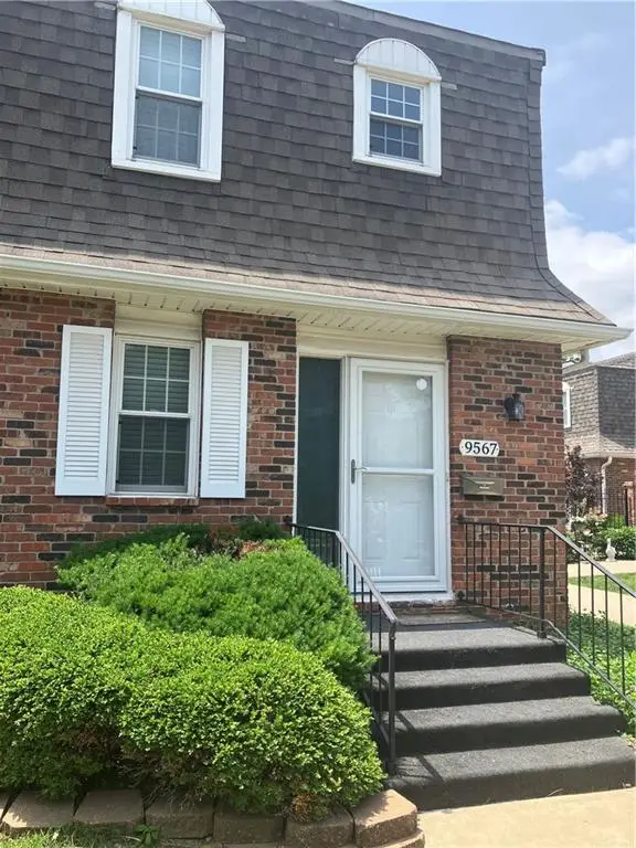 9567 Perry Lane, Overland Park, KS 66212