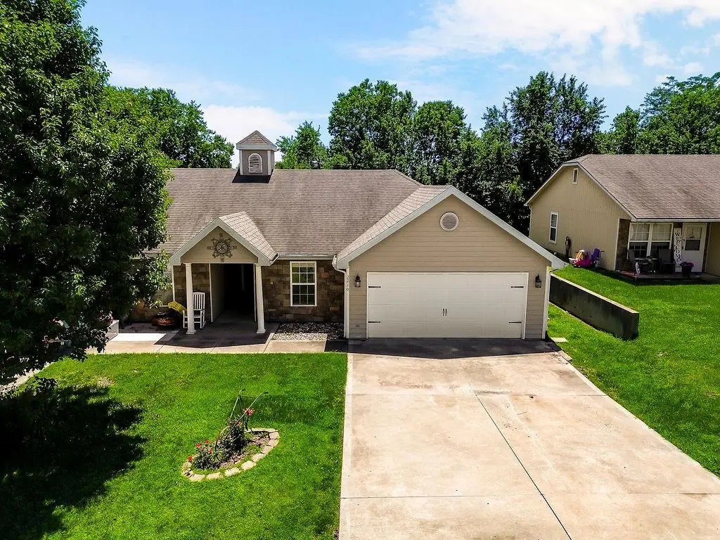 2210 E Sycamore Street, Tonganoxie, KS 66086 - #1