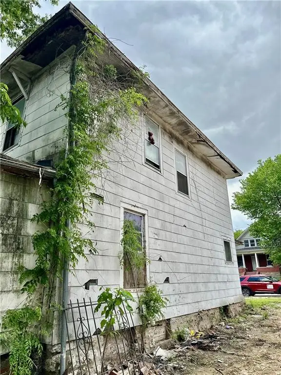 3237 Wabash Avenue, Kansas City, MO 64109 - #3