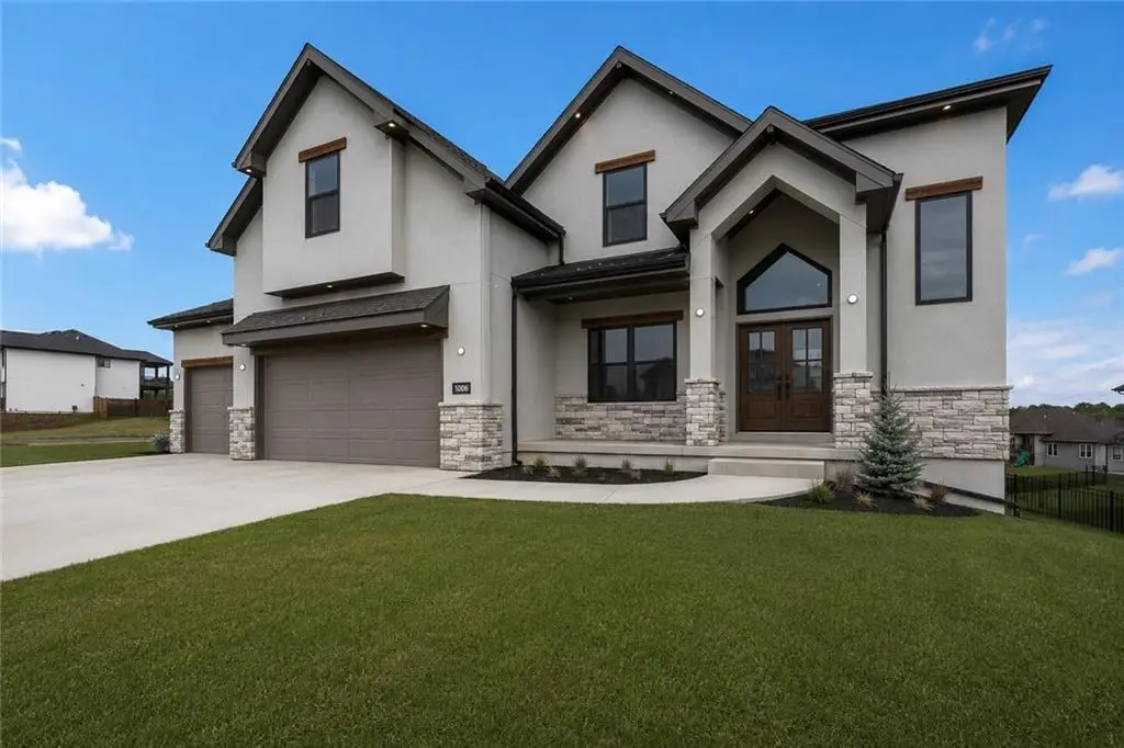5695 Thousand Oaks Drive, Parkville, MO 64152 - #1