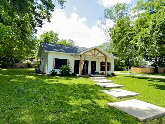 427 W Walnut Street, Nevada, MO 64772 - #1
