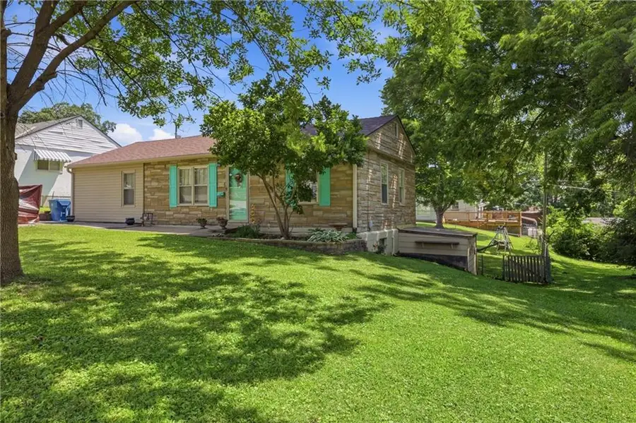 519 S Willow Avenue, Sugar Creek, MO 64053 - #2