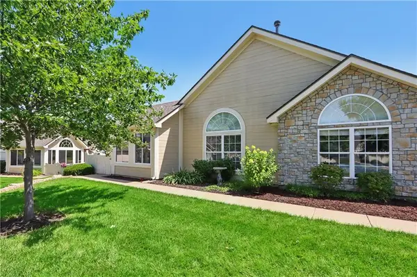 832 NE Devon Drive, Lee's Summit, MO 64064