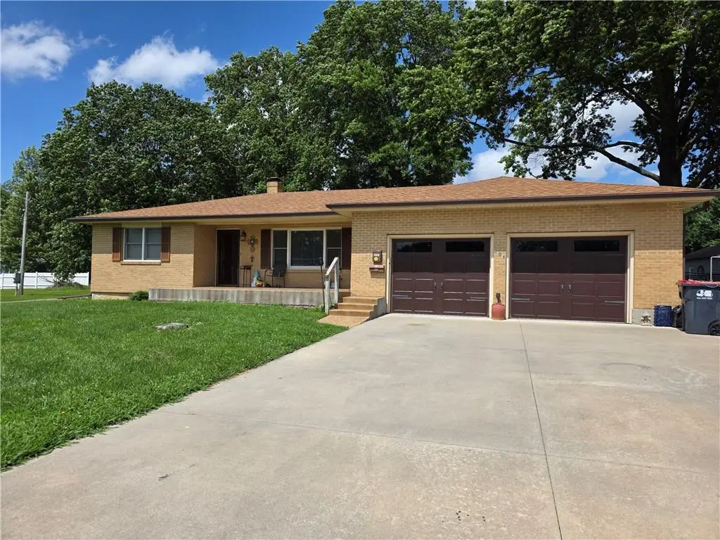 706 W Benton Street, Windsor, MO 65370 - #1