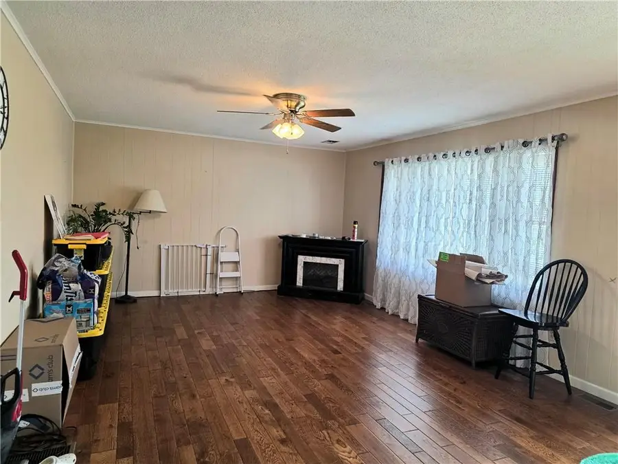 706 W Benton Street, Windsor, MO 65370 - #2