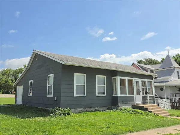 103 E 3rd Avenue, Garnett, KS 66032