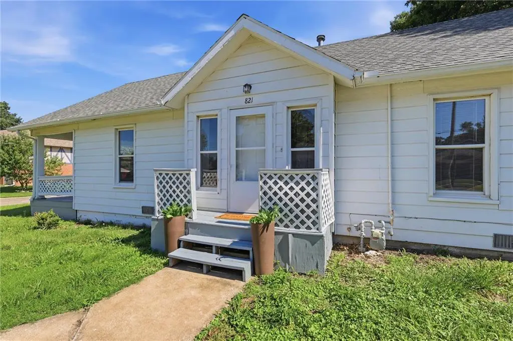 821 W 10th Street, Ottawa, KS 66067 - #1