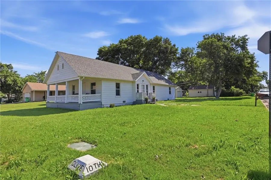 821 W 10th Street, Ottawa, KS 66067 - #3