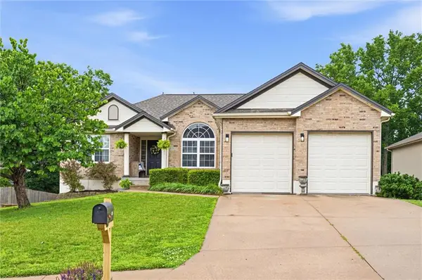 1305 SW Graystone Circle, Grain Valley, MO 64029