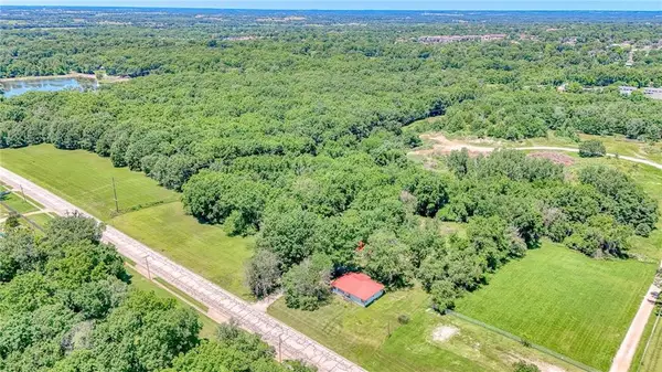 209 W Hale Lake Road, Warrensburg, MO 64093