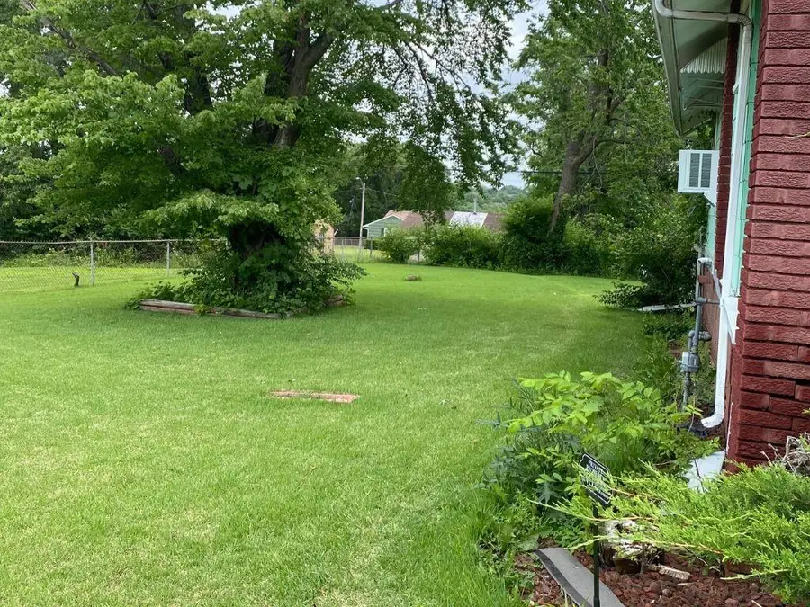 5521 Chestnut Avenue, Kansas City, MO 64130 - #3