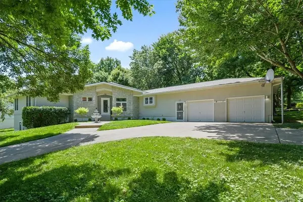 4242 N Grand Avenue, Kansas City, MO 64116